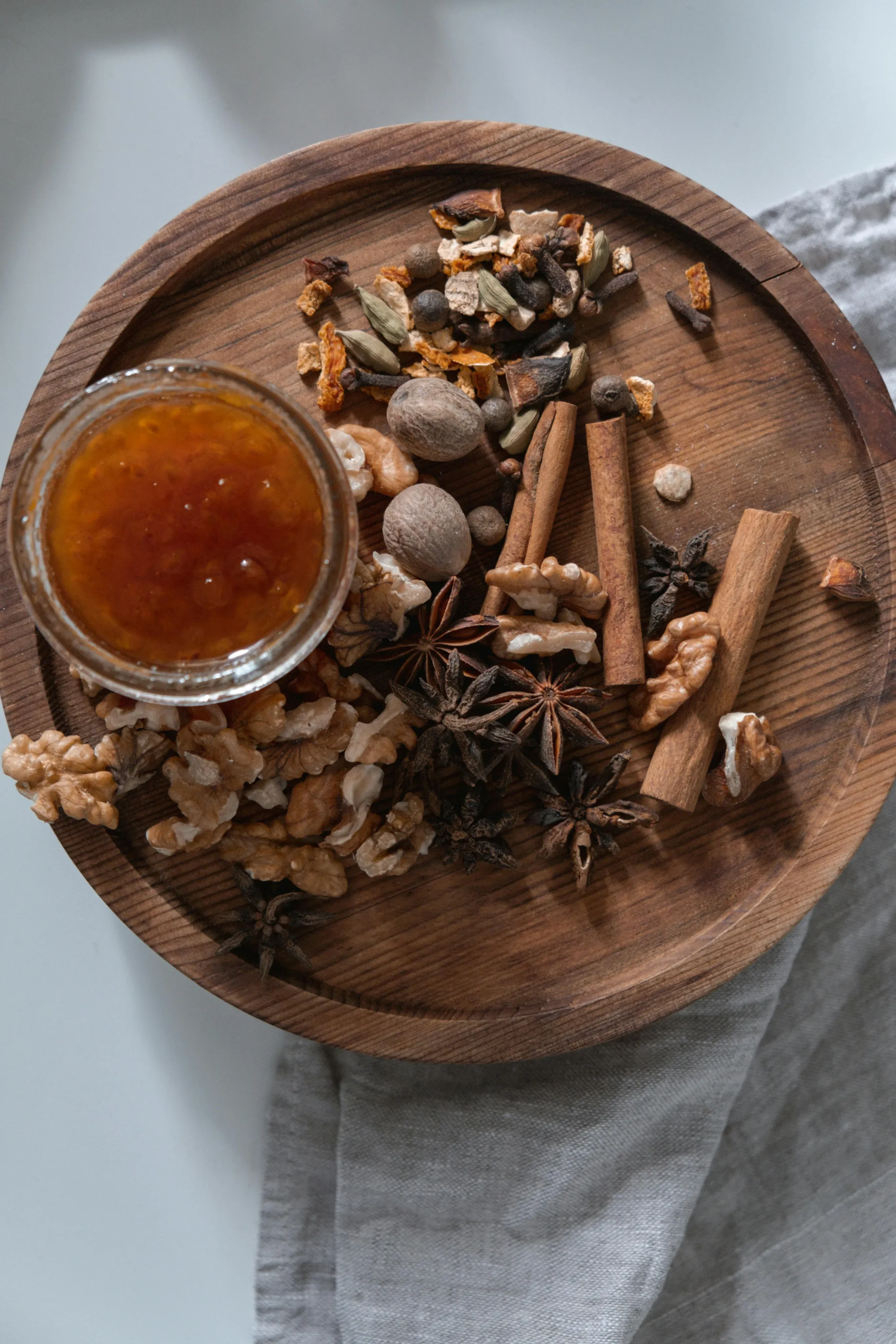 Ingredientes naturales sobre una mesa de madera